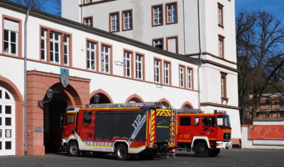 Sieben Fahrzeuge und ein Cache